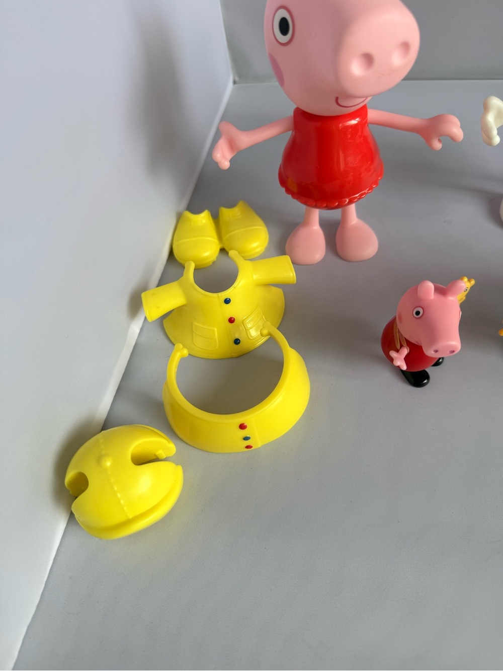 Peppa Pig Lot- Dress Up Peppa & Suzy Dolls w/ Accessories & Mini Figures - Picture 6 of 8